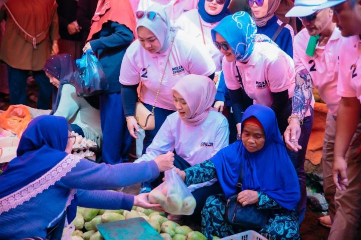 Cawagub Lampung dr Jihan Nurlela Camping di Temiangan Hill, Grebek Pasar Hingga Dialog Dengan Petani Lampung Barat 