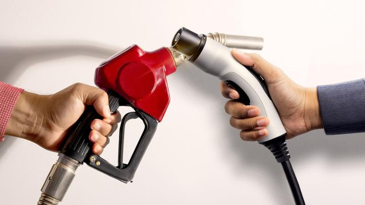 Perbedaan Biaya Operasional Motor Listrik dan Motor Bensin 