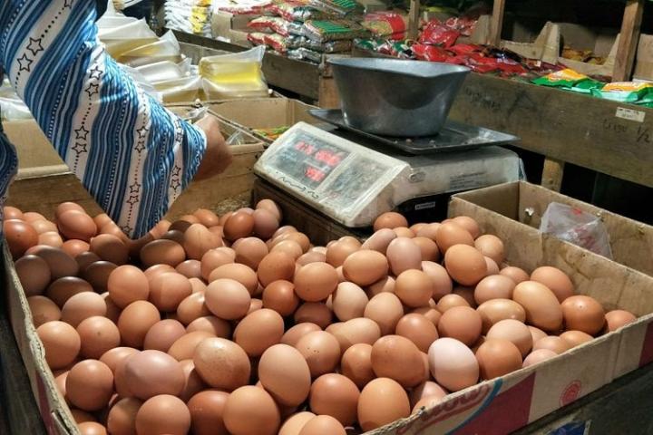 Pedagang Keluhkan Harga Telur Melambung Tinggi Jelang Nataru