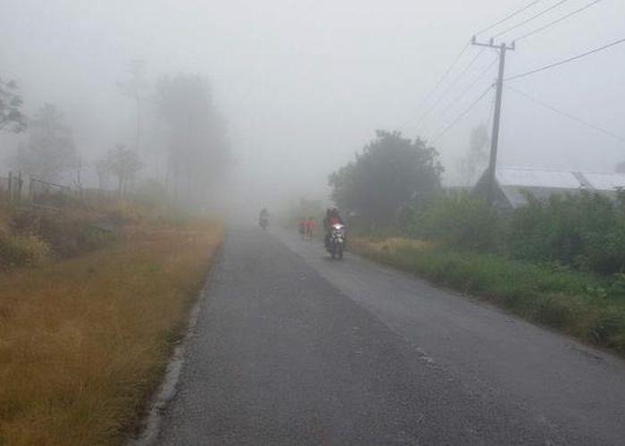 Tips Berkendara Saat Melewati Jalan Berkabut