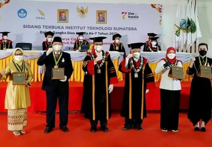 Terima Penghargaan Adi Karsa Madya, Ini Kata Bunda Eva