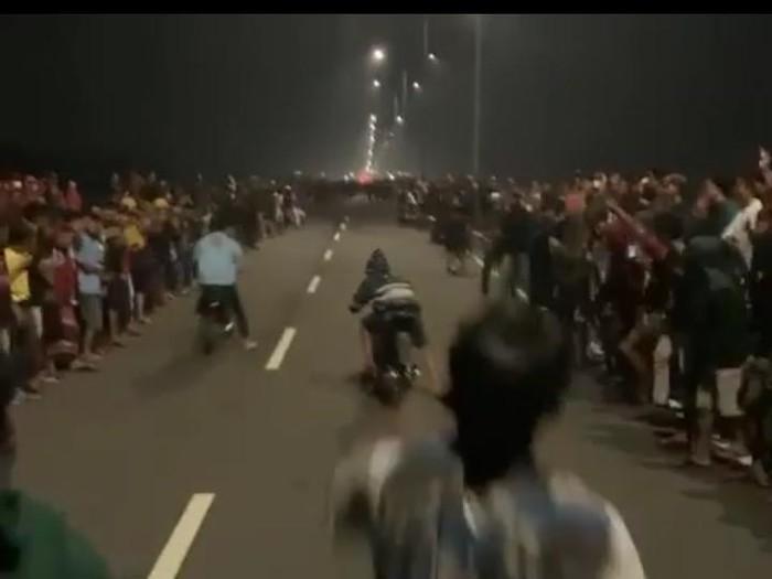 Viral Video Balap Liar di Akses Tol Setono, Ratusan Pemuda Berkerumun Menyaksikan!
