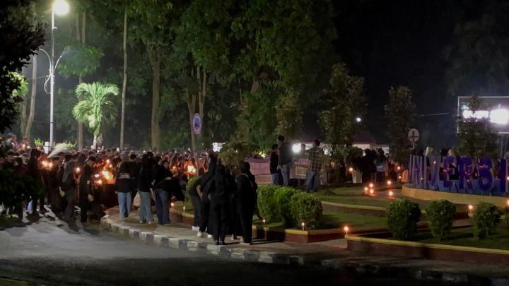 Ratusan Mahasiswa Nyalakan Seribu Lilin di Bundaran Unila, Serukan Keadilan untuk Pratama   