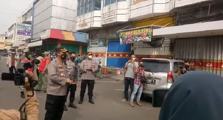 Tinjau Pasar Tengah, Kapolresta Bandar Lampung  Himbau Toko Obat dan Apotek yang Boleh Beroperasi