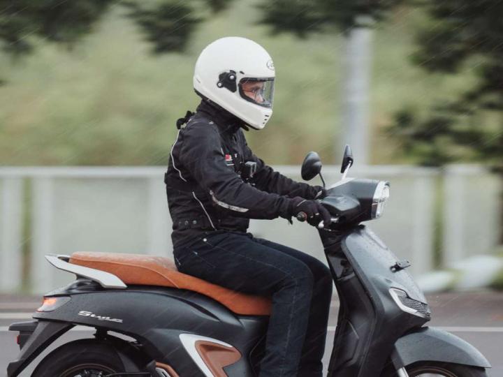 Cara Atasi Kaca Helm Ngembun Saat Musim Hujan 