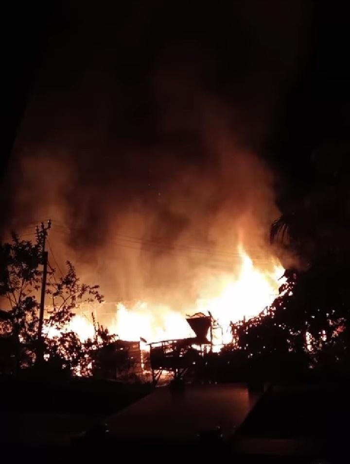 Diduga Konseleting Listrik, Tiga Rumah Dilahap Sijago Merah