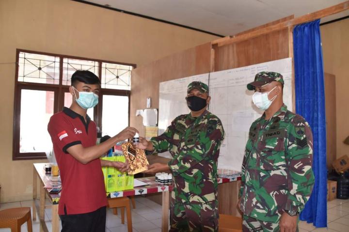 Bahu-membahu Tangani Covid-19, Kodim Wonosobo Bagikan Suplemen Bagi Suspect