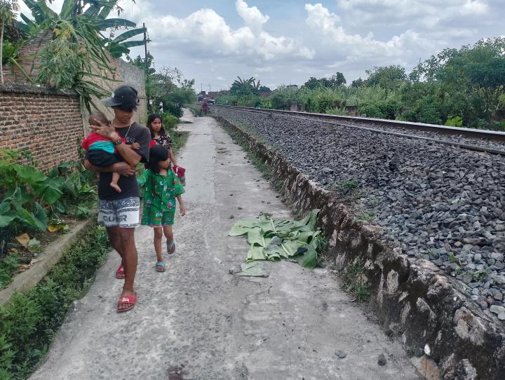 Pria Tanpa Identitas Tewas Tertemper Kereta Api di Kelurahan Surabaya 