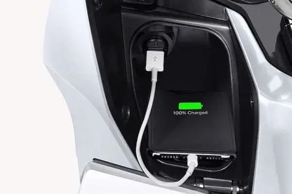 Amankah Charger Ponsel Di Motor? Berikut Penjelasan