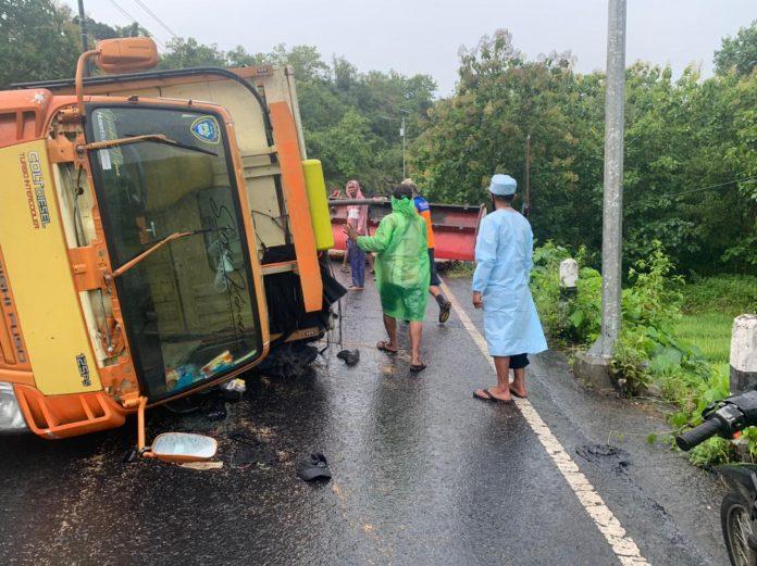 Gagal Nyalip : Truk Bermuatan Tangki Terguling di Tanjakan Jentir Sambeng