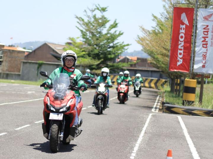 Tips Aman Berkendara Untuk Pengemudi Ojek Online 