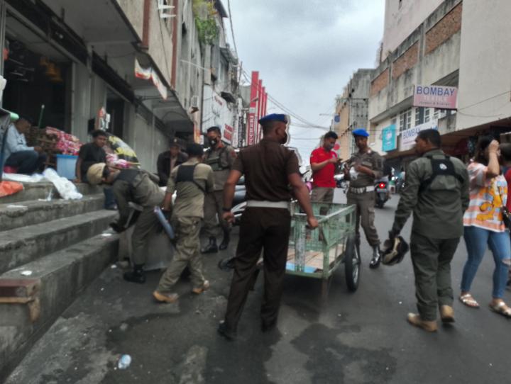 Pedagang Kaki Lima di Kawasan Pasar Tengah Ditertibkan