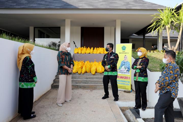Ketua LKKS Ibu Riana Sari Arinal Serahkan Bantuan Sembako untuk Lansia di Pringsewu dan Tulang Bawang