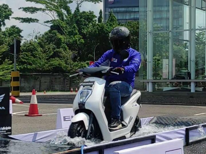 Tips Aman Berkendara Melewati Genangan Air