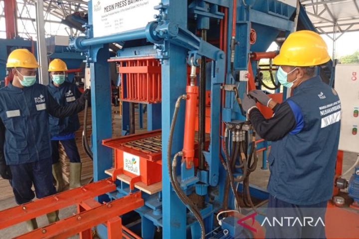 Menata HarapanLewat Cetakan Batako  di Balik Jeruji Besi Nusakambangan