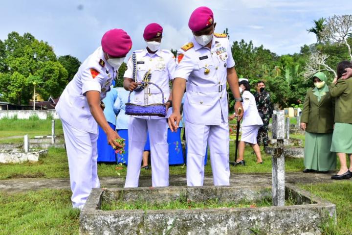 Sambut HUT Ke-76 TNI, Komandan Pasmar 3 Ikuti Ziarah di TMP TRI Jaya Sakti Kota Sorong