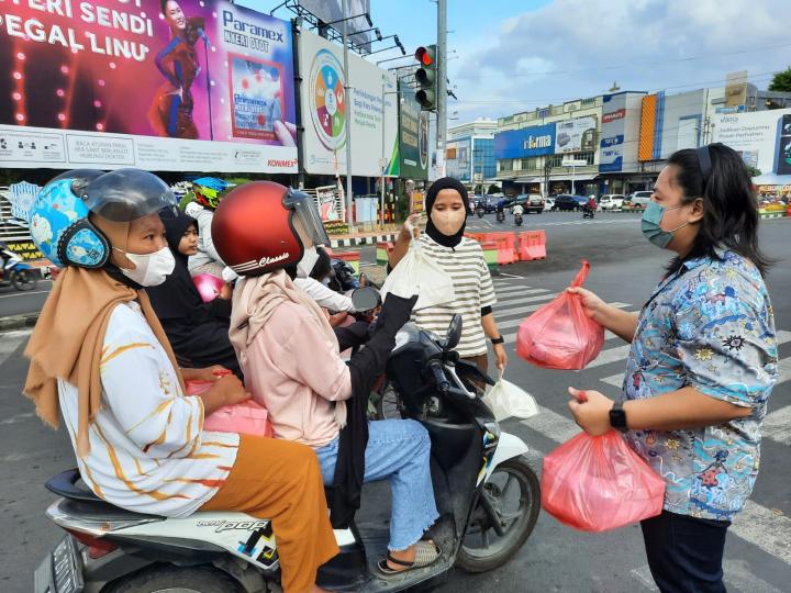 Peduli Sesama, Ailaa Shop Bagikan Ratusan Nasi Kotak dan Takjil Kepada Pengendara