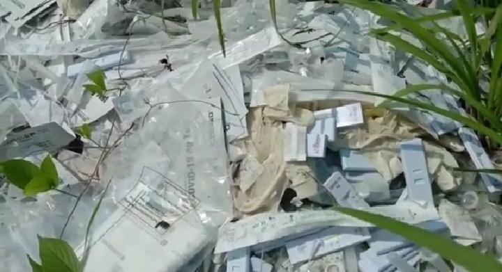 Viral! Limbah Medis Ditemukan Berserakan di Jalan Tol BakauheniÂ 
