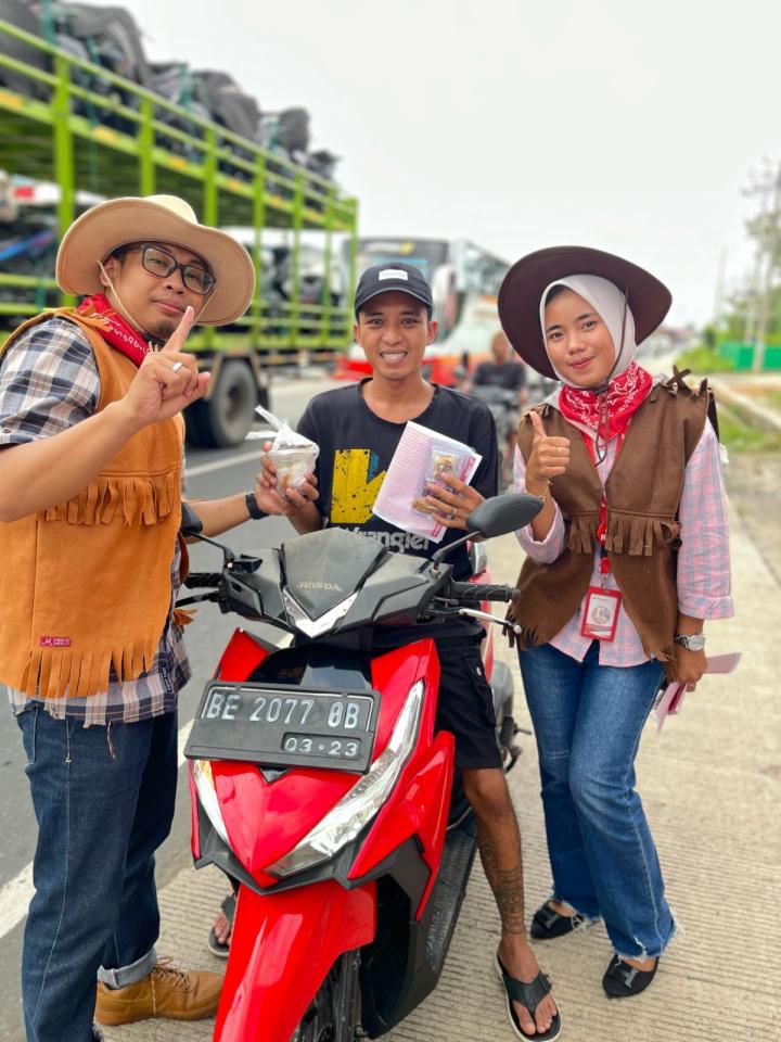 Astra Motor Natar Berbagi Takjil di Bulan Ramadhan 
