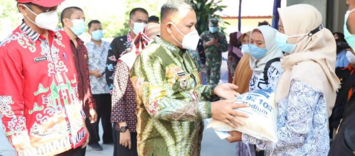 Nanang Ermanto Pantau Langsung Penyaluran BST dan Beras PPKM di Kantor Pos Palas