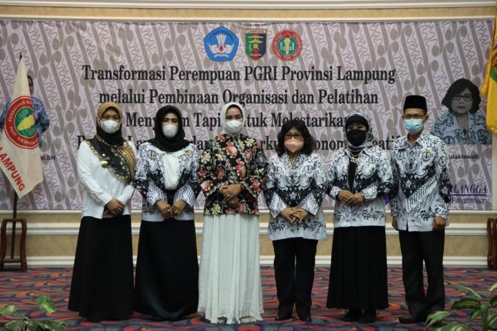 Riana Sari Arinal Meninjau Pelatihan Menapis Untuk para Guru Perempuan PGRI Provinsi Lampung