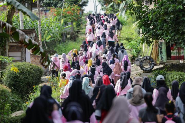 Ajak Perempuan Milenial Kabupaten Way Kanan Hidup Sehat, Srikandi Ganjar Lampung Gelar Kegiatan Jalan Pagi