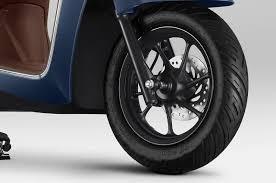 Bukan Dengan Semir, Ini Cara Merawat Ban Motor