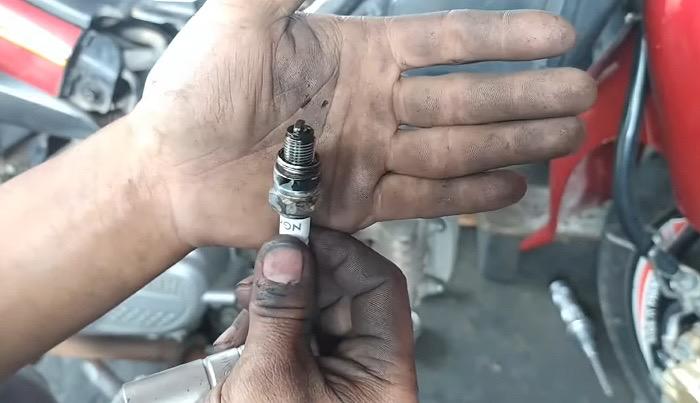 Cara Mengatasi Busi Motor Basah Oli