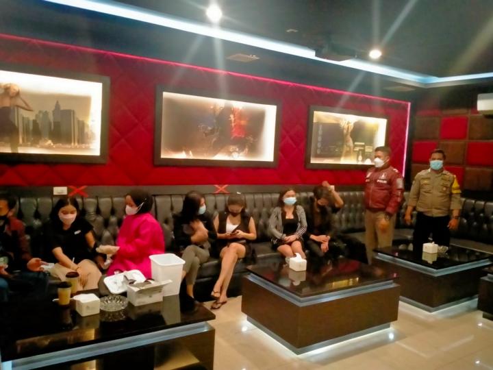 Percepat Vaksinasi Polsek TBU, Dor To Dor ke Cafe