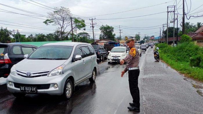 Hari Ke-3 Lebaran, Jalan Lintas Tengah Gunung Sugih Terpantau Padat MerayapÂ 