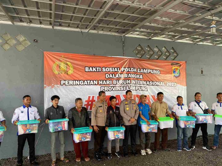 Bakti Sosial Polda Lampung Kepada Buruh Terdampak PHK di Bumi Ruwa JuraiÂ 