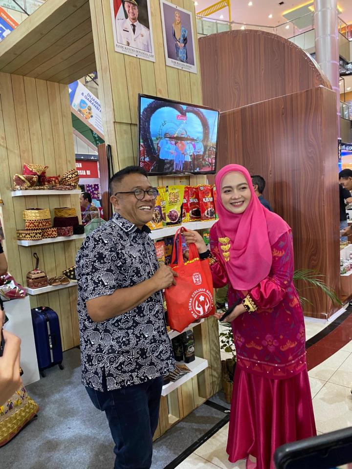 Nuri Maulida Pimpin Dekranasda Lampung Selatan Promosikan Kerajinan Khas di ITTIE Batam 