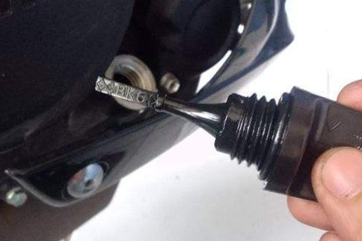Motor Yang Kelebihan Oli Punya Efek Negatif, Simak Ini 