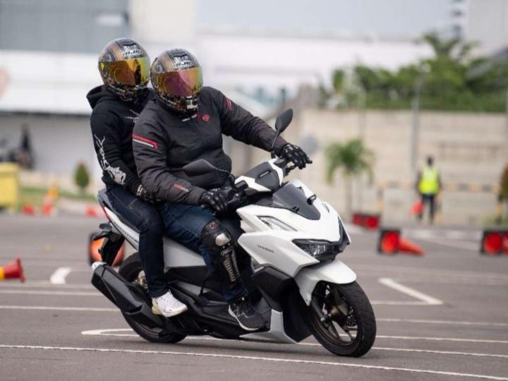 Tips Aman Bagi Penumpang Saat Naik dan Turun Sepeda Motor 