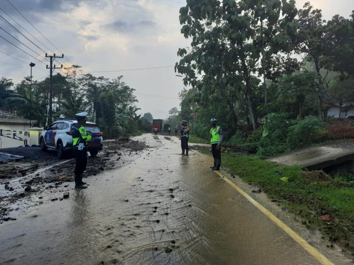  Polres Tanggamus Pantau Rumah dan Jalan Rusak Akibat Banjir di Kecamatan Semaka