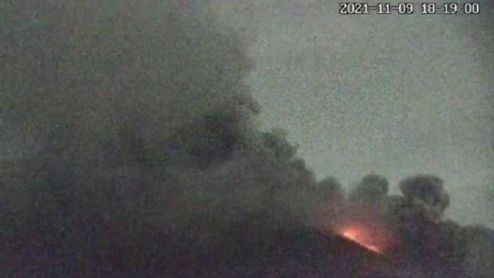 Kembali Luncurkan Awan Panas Sejauh 2 Km, Status Gunung Merapi Level III Siaga