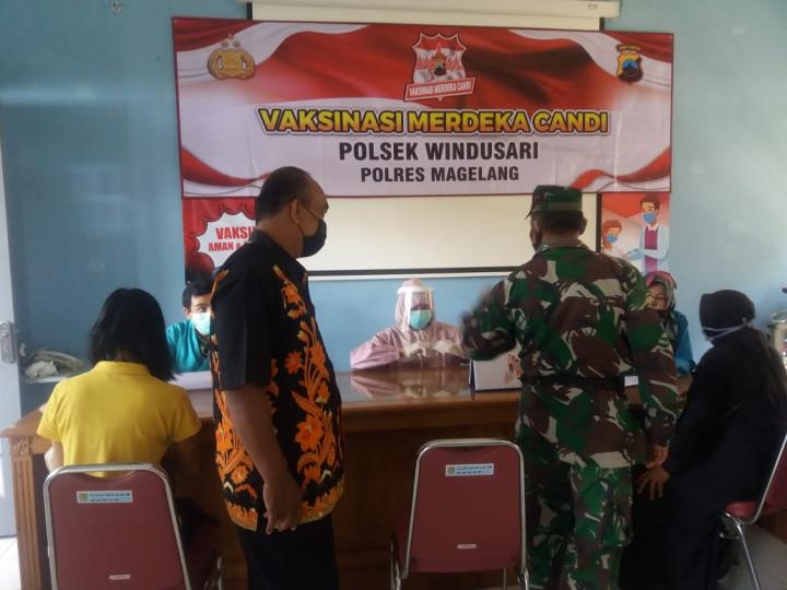 Babinsa Koramil 04/Windusari Dampingi Petugas Puskesmas Dalam Rangka Vaksinasi Merdeka Candi 