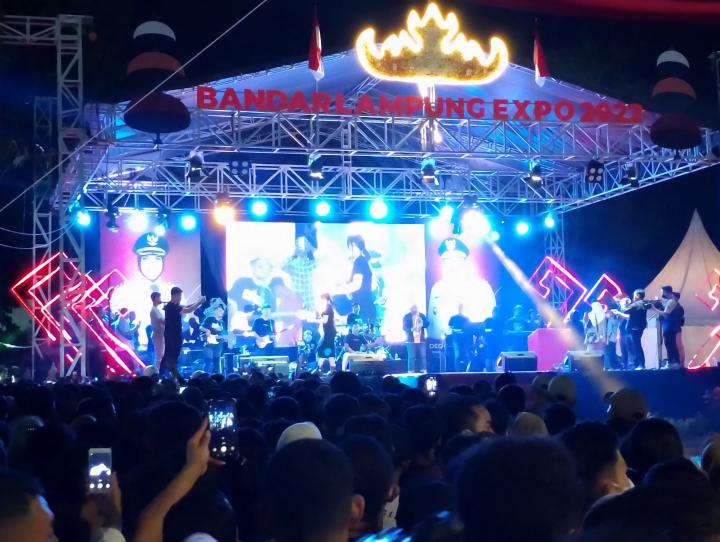 Masyarakat Bandar Lampung, Goyang Cendol Dawet di Lapangan Way Dadi 