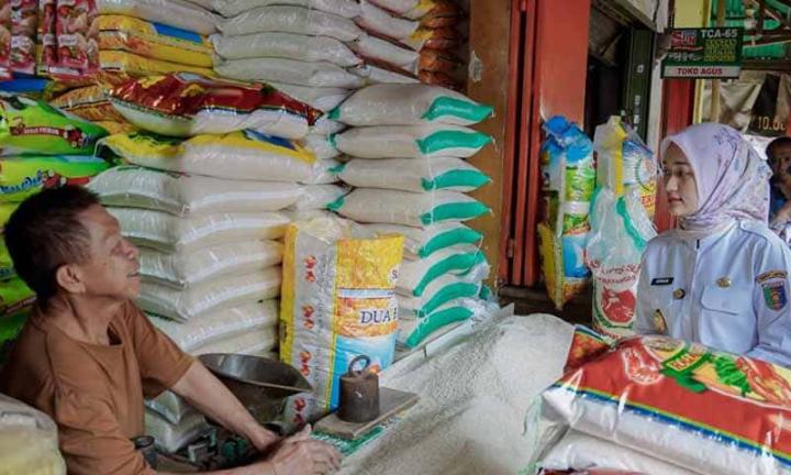 Wagub Jihan Tinjau Langsung Harga dan Stok Bahan Pokok di Pasar Jelang Idulfitri