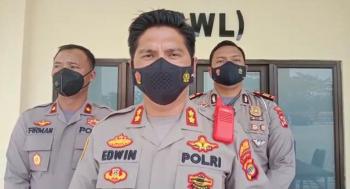 Limbah Diduga Oli Mirip Aspal Dipinggir Pantai, Kapolres Lamsel Lakukan Penyidikan