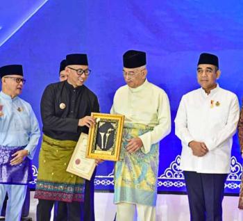 Gubernur Lampung Mirzani Djausal Terima Penghargaan Tun Perak dari Konvensi DMDI