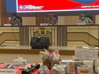Polisi Gerebek Gudang Senpi Rakitan di Lampung, 3 Orang Ditangkap