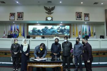Gubernur Lampung Bersama Pimpinan DPRD Provinsi Lampung Tandatangani Raperda Pertanggungjawaban Pelaksanaan Anggaran Pendapatan dan Belanja Daerah Provinsi Lampung Tahun Anggaran 2021