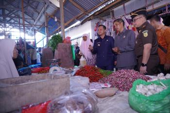 Bupati Pringsewu H. Riyanto Pamungkas Blusukan, Tinjau Stok dan Harga Kebutuhan Pokok di Pasar Banyumas   