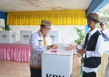 Pj Gubernur Lampung Samsudin Gunakan Hak Pilih dan Tinjau Pelaksanaan Pilkada Serentak 2024 