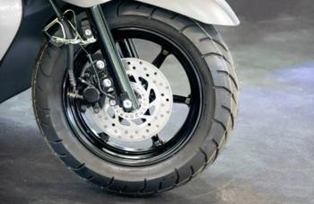 Kondisi ban motor sangat menentukan kenyamanan dan keselamatan saat berkendara, terutama di jalanan padat dan saat musim hujan.