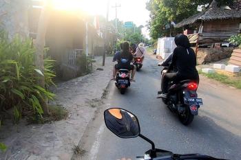 Mengendarai Motor di Jalan Sempit Jangan Ngebut