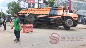 Ibu-Ibu Belok Dadakan, Mobil Fuso Pengangkut Oil Terguling