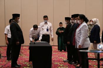 Kakanwil Kemenkumham Lampung Edi Kurniadi Lantik dan Ambil Sumpah Jabatan 36 Anggota MPDN dan 1 PAW Anggota MPDN di Provinsi Lampung