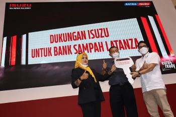 Isuzu Serahkan 1 Unit Mobil Operasional Kepada Bank Sampah Latanza di GIIAS 2022